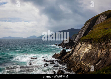 Blick auf die Blasket Inseln aus Coumeenoole Strand, Slea Head, Halbinsel Dingle, Kerry, Irland Stockfoto