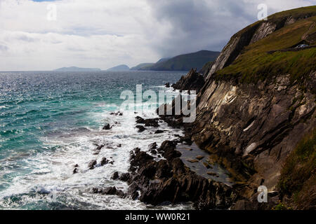 Blick auf die Blasket Inseln aus Coumeenoole Strand, Slea Head, Halbinsel Dingle, Kerry, Irland Stockfoto