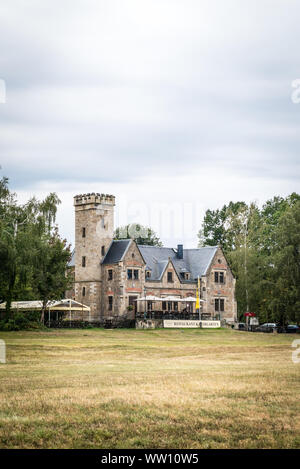 Dresden Deutschland - September 7, 2019: Ferry house Kleinzschachwitz auf der anderen Seite der Insel Elba River von Schloss Pillnitz in Deutschland Stockfoto