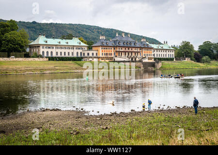 Pillnitz, Deutschland - 7. September 2019: Menschen verbringen Urlaub auf Elba River in der Nähe von Schloss Pillnitz in Deutschland Stockfoto