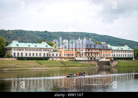 Pillnitz, Deutschland - 7. September 2019: Menschen verbringen Urlaub auf Elba River in der Nähe von Schloss Pillnitz in Deutschland Stockfoto