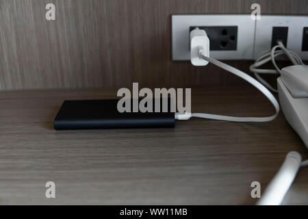 Laden von Power Bank. Strom sparenden Gerät für Smartphones und andere Geräte. Helfen Sie Ihr Telefon aufladen. Stockfoto