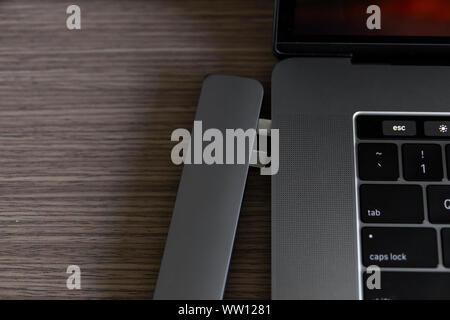 Der USB-Adapter unter dem Typ-C-Anschluss für Laptop. Multiport-Station für Laptop mit mehreren verschiedenen Ports. USB-auf-USB-Typ-C-Hub Konverter. Stockfoto