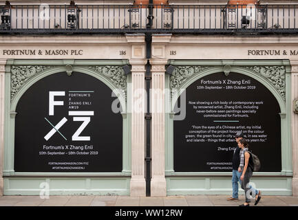 Fortnum & Mason, Piccadilly, London, UK. 12. September 2019. Als Teil des Fortnum Art Programm, flaggschiff Fortnum & Mason's London Store präsentiert Fortnum X Zhang Enli, 10 Sept - 18 Okt 2019. Diese Zusammenarbeit mit bedeutenden chinesischen Künstlers Zhang Enli, sieht eine umfangreiche Sammlung von 22 Werken, mit 19 noch nie zuvor gesehene Bilder speziell für fortnum's in Betrieb genommen. Credit: Malcolm Park/Alamy Leben Nachrichten. Stockfoto