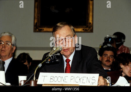 Washington, District of Columbia, USA. 12 Sep, 2019. T Boone Pickens, Jr., Limited Partner, Mesa Limited Partnership, bezeugt vor den Vereinigten Staaten Haus Unterausschuss für wirtschaftliche Stabilisierung während einer Anhörung über Fusionen auf dem Capitol Hill in Washington, DC am 21. Oktober 1987 Credit: Ron Sachs/CNP/ZUMA Draht/Alamy leben Nachrichten Stockfoto