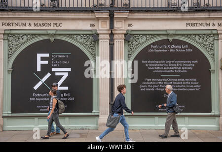 Fortnum & Mason, Piccadilly, London, UK. 12. September 2019. Als Teil des Fortnum Art Programm, flaggschiff Fortnum & Mason's London Store präsentiert Fortnum X Zhang Enli, 10 Sept - 18 Okt 2019. Diese Zusammenarbeit mit bedeutenden chinesischen Künstlers Zhang Enli, sieht eine umfangreiche Sammlung von 22 Werken, mit 19 noch nie zuvor gesehene Bilder speziell für fortnum's in Betrieb genommen. Credit: Malcolm Park/Alamy Leben Nachrichten. Stockfoto