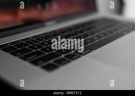 Nahaufnahme der Laptop Tastatur mit Fokus auf den Schaltflächen. Stockfoto