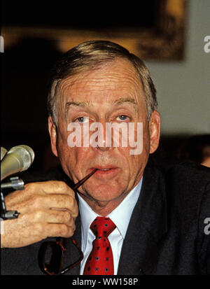 Washington, District of Columbia, USA. 12 Sep, 2019. T Boone Pickens, Jr., Limited Partner, Mesa Limited Partnership, bezeugt vor den Vereinigten Staaten Haus Unterausschuss für wirtschaftliche Stabilisierung während einer Anhörung über Fusionen auf dem Capitol Hill in Washington, DC am 21. Oktober 1987 Credit: Ron Sachs/CNP/ZUMA Draht/Alamy leben Nachrichten Stockfoto
