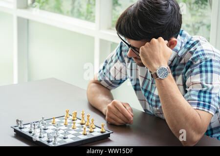 Casual Geschäftsmann spielen Schach Spiel mit retro style Foto, in Konkurrenz und Planungsstrategien Konzept. Stockfoto