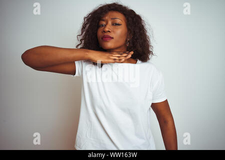 Junge afrikanische amerikanische Frau das Tragen von T-Shirts über isoliert weißer Hintergrund schneiden Kehle mit Hand als Messer, bedrohen Aggression mit Furio Stockfoto