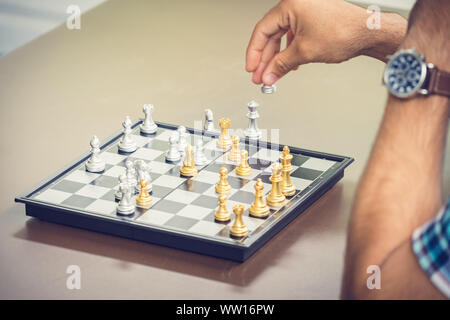 Casual Geschäftsmann spielen Schach Spiel mit retro style Foto, in Konkurrenz und Planungsstrategien Konzept. Stockfoto