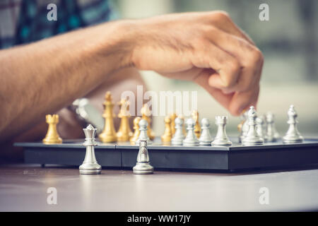 Casual Geschäftsmann spielen Schach Spiel mit retro style Foto, in Konkurrenz und Planungsstrategien Konzept. Stockfoto
