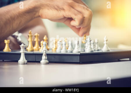 Casual Geschäftsmann spielen Schach Spiel mit retro style Foto, in Konkurrenz und Planungsstrategien Konzept. Stockfoto
