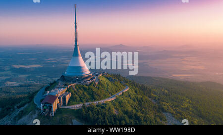 Einzigartiges architektonisches Gebäude. Hotel- und TV-Sender auf dem Gipfel des Berges Jested Liberec, Tschechische Republik. Stockfoto