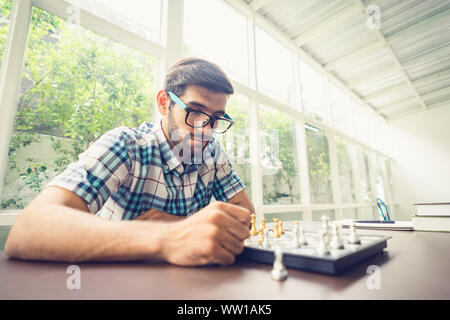 Casual Geschäftsmann spielen Schach Spiel mit retro style Foto, in Konkurrenz und Planungsstrategien Konzept. Stockfoto