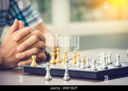 Casual Geschäftsmann spielen Schach Spiel mit retro style Foto, in Konkurrenz und Planungsstrategien Konzept. Stockfoto