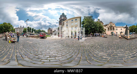 360 Grad Panorama Ansicht von Lemberg, Ukraine - AUGUST 2019: Vollsphärische nahtlose hdri Panorama 360 Grad Winkel auf Flohmarkt Buchmarkt in der zentrale Platz der Altstadt in equirect