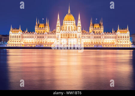 Ungarischen Parlament am Ufer der Donau in Budapest bei Nacht, Luftaufnahme