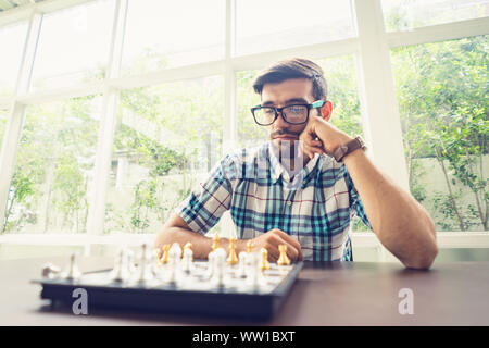 Casual Geschäftsmann spielen Schach Spiel mit retro style Foto, in Konkurrenz und Planungsstrategien Konzept. Stockfoto