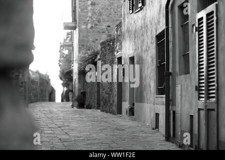 Straße in San Quirico d'Orcia, Toskana, Italien Stockfoto
