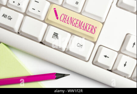 Handschrift text Changemakers schreiben. Konzeptionelle Foto junge Türke Influencers Acitivists Urbanisierung Mode Gen X Weiß pc-Tastatur mit leeren Hinweis Stockfoto