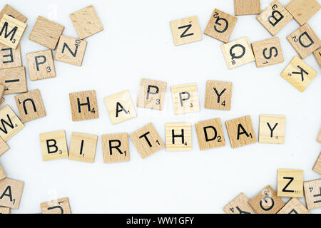 Detaillierte Nahaufnahme von Happy birthday Dinkel in Holz Buchstaben auf weißem Hintergrund Stockfoto