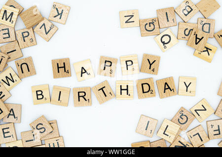 Detaillierte Nahaufnahme von Happy birthday Dinkel in Holz Buchstaben auf weißem Hintergrund Stockfoto