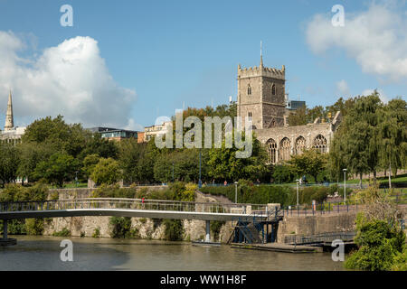 Ein Blick auf die Burgbrücke und die St. Peters Kirche, die während des Zweiten Weltkriegs bombardiert wurde und heute als Denkmal erhalten ist. Stadt Bristol, Großbritannien Stockfoto