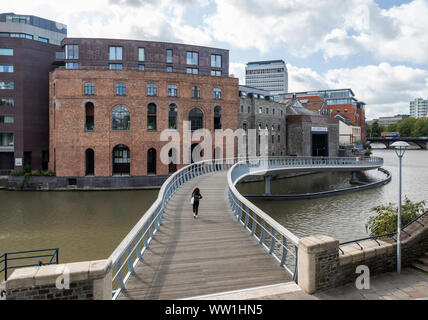 Castle Bridge, die zum Linkshänder Giant Brewpub führt, der schwimmende Hafen von Bristol, City of Bristol, England, Großbritannien Stockfoto