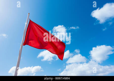 Rote Flagge am Strand. Stockfoto