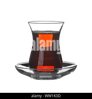 Schwarzer Tee im Glas isoliert auf weiss Stockfoto