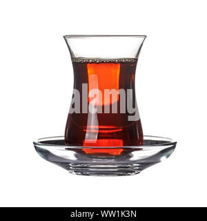 Schwarzer Tee im Glas isoliert auf weiss Stockfoto