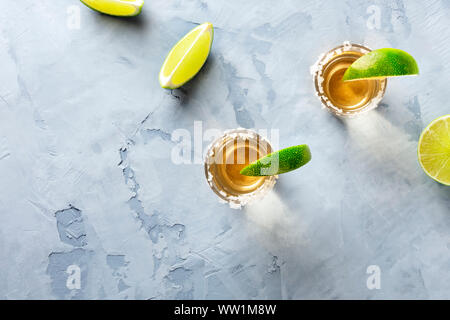 Golden tequila Shots mit Limonen und Salz Felgen, Schuß von der Oberseite mit einem Platz für Text Stockfoto