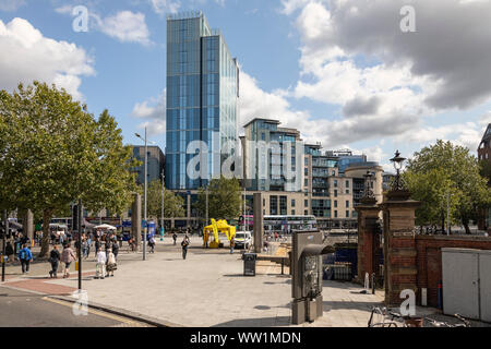 St. Augustines Parade mit dem Radisson Blu Hotel im Hintergrund, City of Bristol, England, Großbritannien Stockfoto