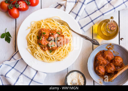 Köstliche Spaghetti Nudeln mit Hackfleischbällchen in Tomatensauce Stockfoto