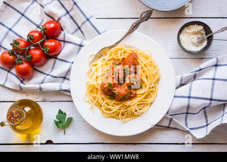 Köstliche Spaghetti Nudeln mit Hackfleischbällchen in Tomatensauce Stockfoto