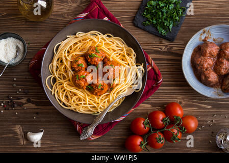Köstliche Spaghetti Nudeln mit Hackfleischbällchen in Tomatensauce Stockfoto