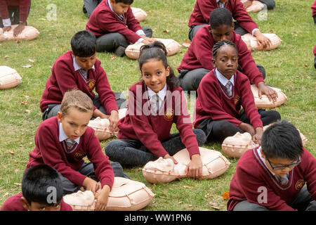 London, UK, 12. September 2019 Das Britische Rote Kreuz Hosts eine Demonstration von 100 Schulkindern die Durchführung von Erste Hilfe außerhalb der Häuser des Parlaments die Verwirklichung der erste erste Hilfe in der Schule Credit Ian DavidsonAlamy Leben Nachrichten zu markieren Stockfoto