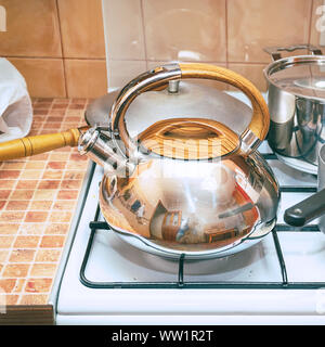 Wasserkocher, Töpfen und einer Pfanne auf dem Gasherd. Gerichte in der Küche Stockfoto