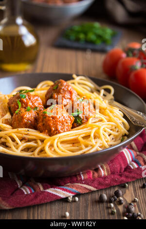 Köstliche Spaghetti Nudeln mit Hackfleischbällchen in Tomatensauce Stockfoto