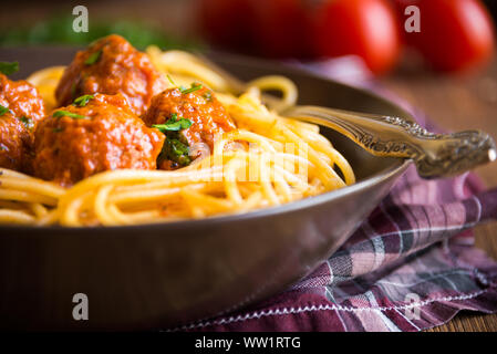 Köstliche Spaghetti Nudeln mit Hackfleischbällchen in Tomatensauce Stockfoto