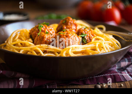 Köstliche Spaghetti Nudeln mit Hackfleischbällchen in Tomatensauce Stockfoto
