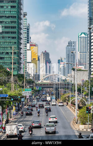 Bangkok, Thailand - 5. März, 2019: Tägliche Datenverkehr auf der viel befahrenen Straße in Bangkok. Stockfoto