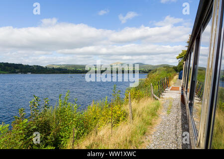 Anzeigen von Bala Lake aus dem Wagen auf einem Bala Lake Railway Schmalspur Dampfeisenbahn im Norden von Wales Stockfoto