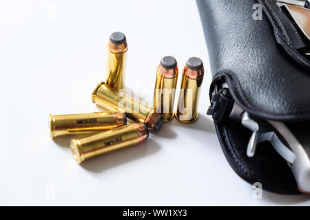 .44 Magnum Revolver Pistole mit Bullet auf weißem Hintergrund, Kriminalität Konzept Stockfoto