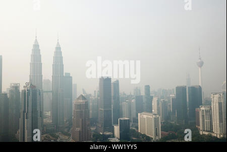 Kuala Lumpur. 12 Sep, 2019. Foto auf Sept. 12, 2019 zeigt ein Blick auf die Stadt von Dunst-ummantelte Kuala Lumpur, Malaysia. Mitglieder der Öffentlichkeit vermeiden sollten, gehen, draußen, wenn die Luftverschmutzung Index (API) Lesen übergibt 100, der malaysische Gesundheitsministerium sagte am Donnerstag. Malaysia's Ministerium für Energie, Technik, Wissenschaft, Klimawandel und Umwelt sagte Anfang dieses Monats, dass die Ursache für die Trübung durch Waldbrände in der Region - auch in benachbarten Indonesien. Credit: Lin Hao/Xinhua/Alamy leben Nachrichten Stockfoto