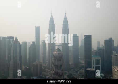 Kuala Lumpur. 12 Sep, 2019. Foto auf Sept. 12, 2019 zeigt genommen Haze-ummantelte Petronas Twin Towers in Kuala Lumpur, Malaysia. Mitglieder der Öffentlichkeit vermeiden sollten, gehen, draußen, wenn die Luftverschmutzung Index (API) Lesen übergibt 100, der malaysische Gesundheitsministerium sagte am Donnerstag. Malaysia's Ministerium für Energie, Technik, Wissenschaft, Klimawandel und Umwelt sagte Anfang dieses Monats, dass die Ursache für die Trübung durch Waldbrände in der Region - auch in benachbarten Indonesien. Credit: Lin Hao/Xinhua/Alamy leben Nachrichten Stockfoto