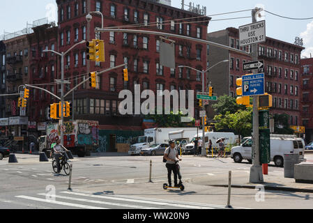 New York Street Scene, Aussicht im Sommer überqueren Delancey Street in der Lower East Side von Manhattan, New York City, USA Stockfoto