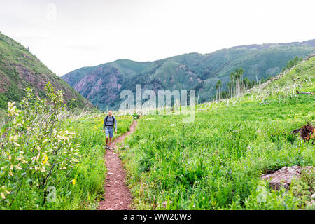 Morgen auf dem Weg Straße auf Rätsel Creek Trail in Aspen, Colorado im Jahr 2019 Sommer in der Nähe von Trailhead mit Mann Stockfoto