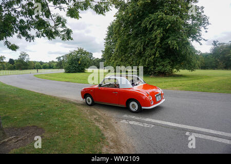 A 1992 Nissan Figaro, rot mit Frontantrieb, im Retrostil auf Auto. Dieses Modell erstmals im Jahr 1991 hergestellt. Stockfoto